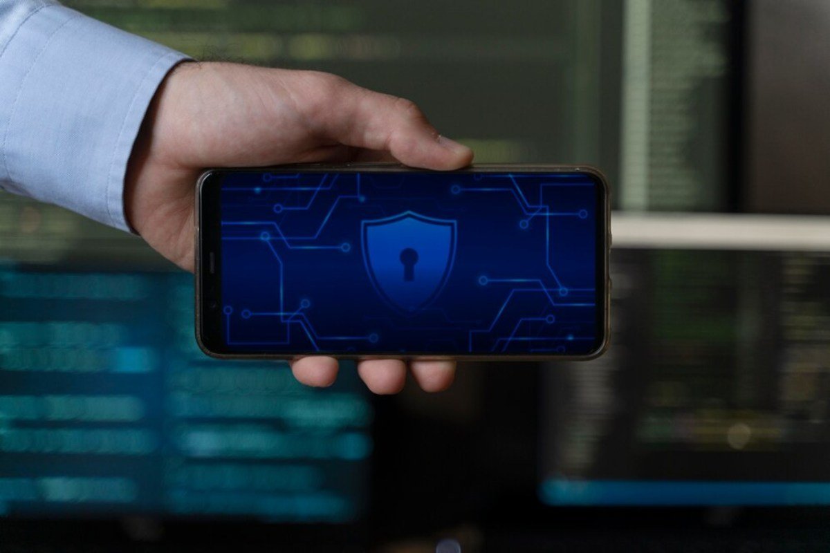 10 Online and Mobile Security Tips